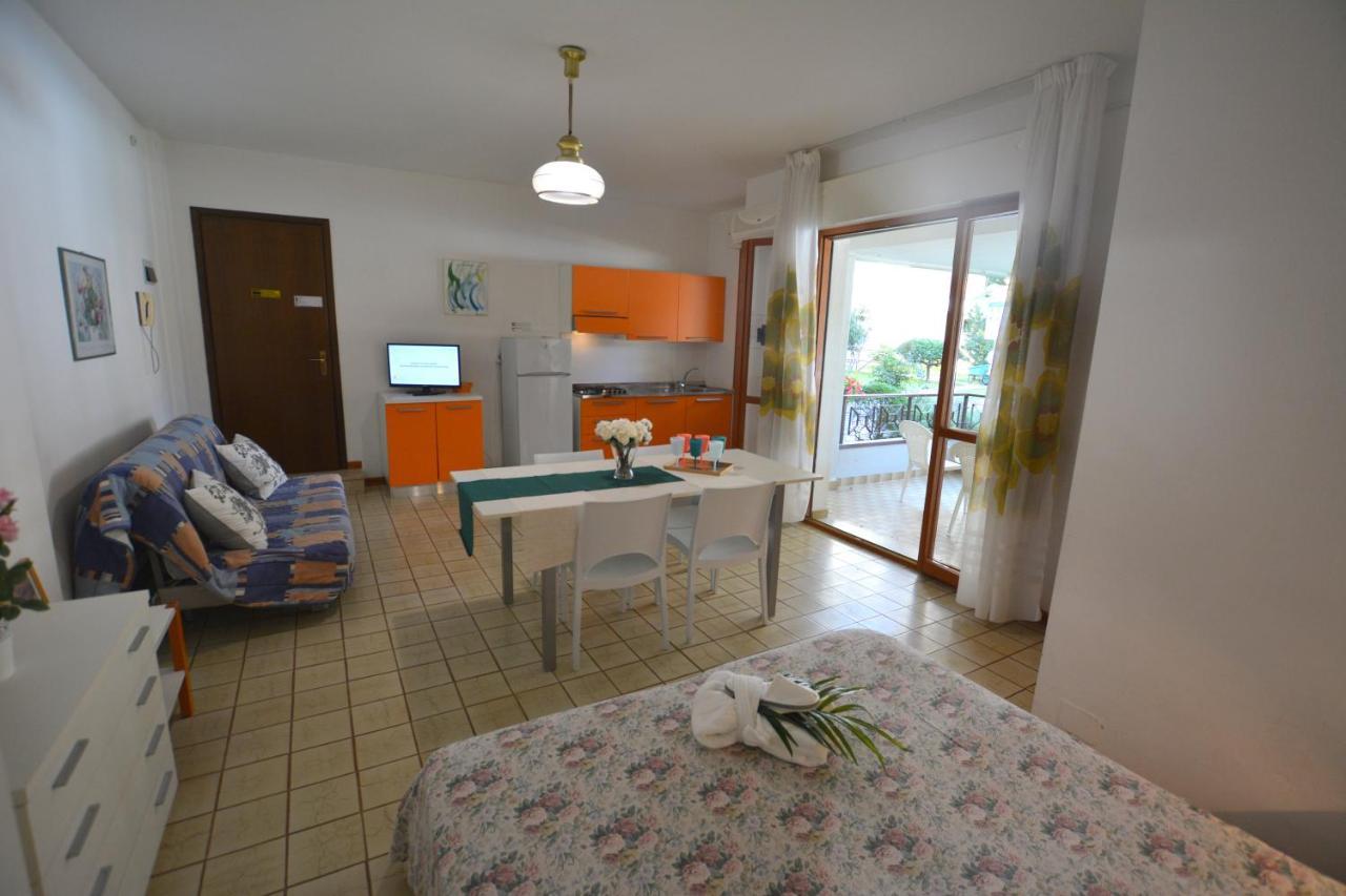 Ferienwohnung Lignano With Pool Lignano Sabbiadoro Exterior foto