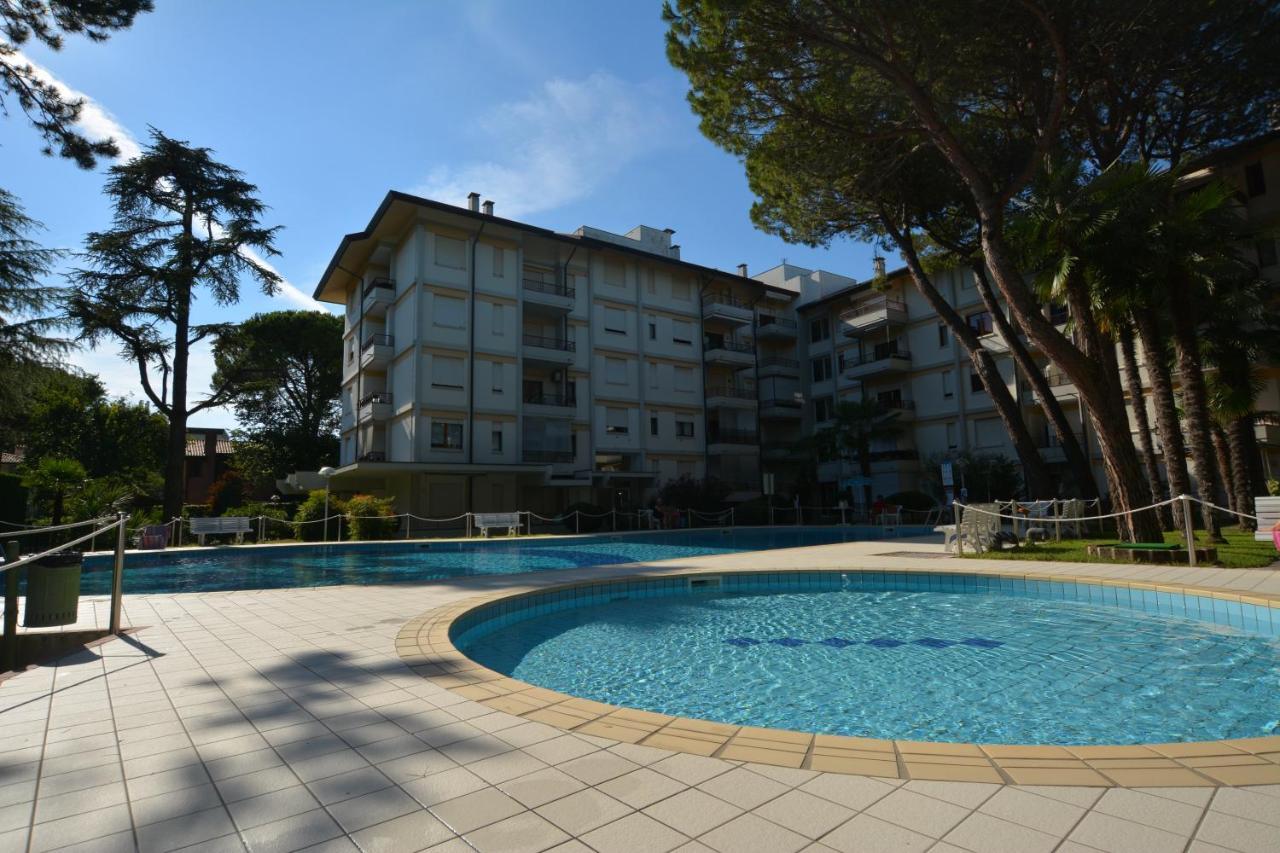 Ferienwohnung Lignano With Pool Lignano Sabbiadoro Exterior foto