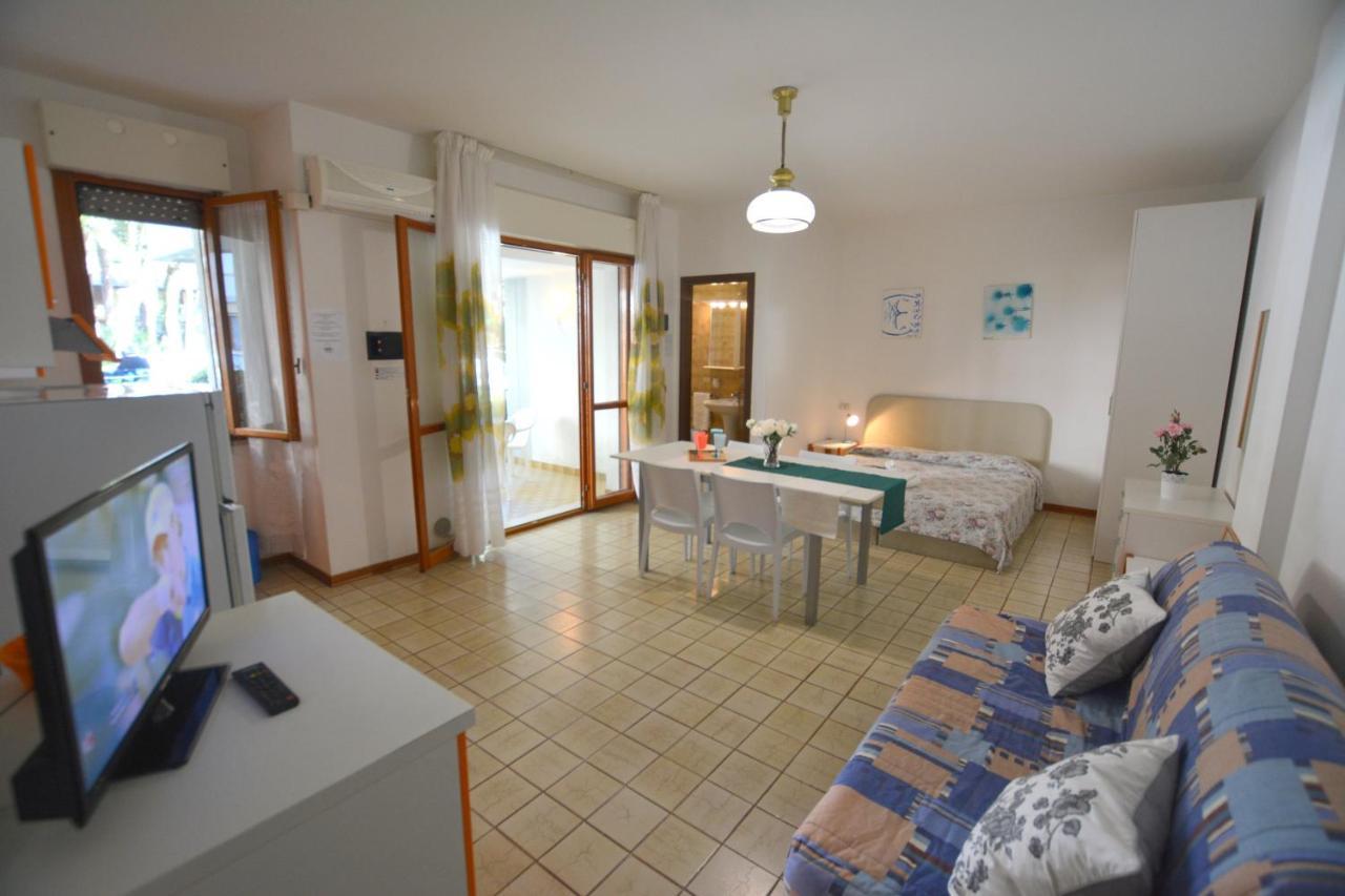 Ferienwohnung Lignano With Pool Lignano Sabbiadoro Exterior foto