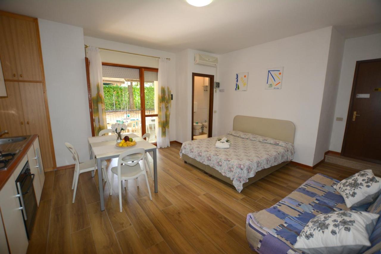 Ferienwohnung Lignano With Pool Lignano Sabbiadoro Exterior foto