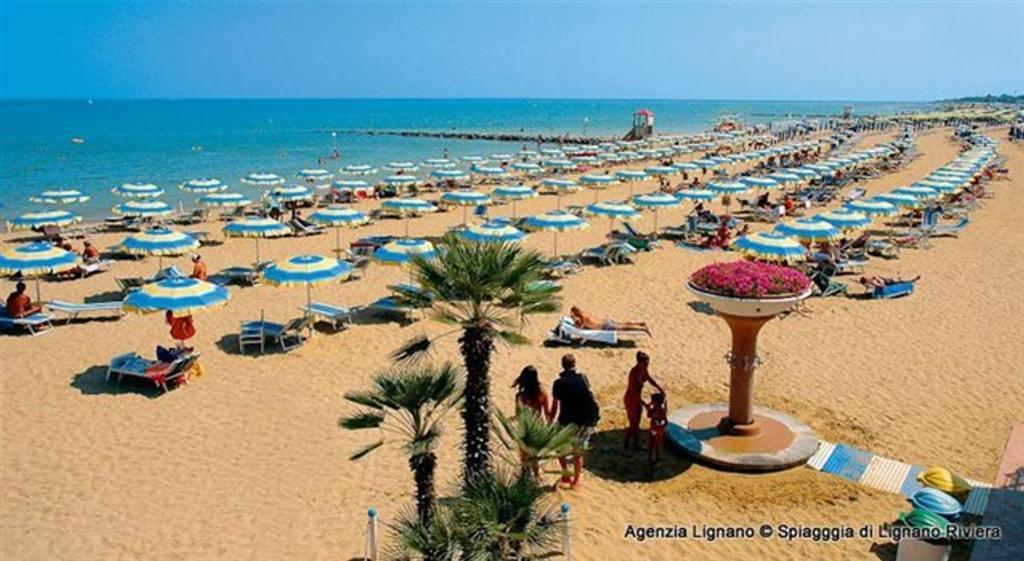 Ferienwohnung Lignano With Pool Lignano Sabbiadoro Exterior foto